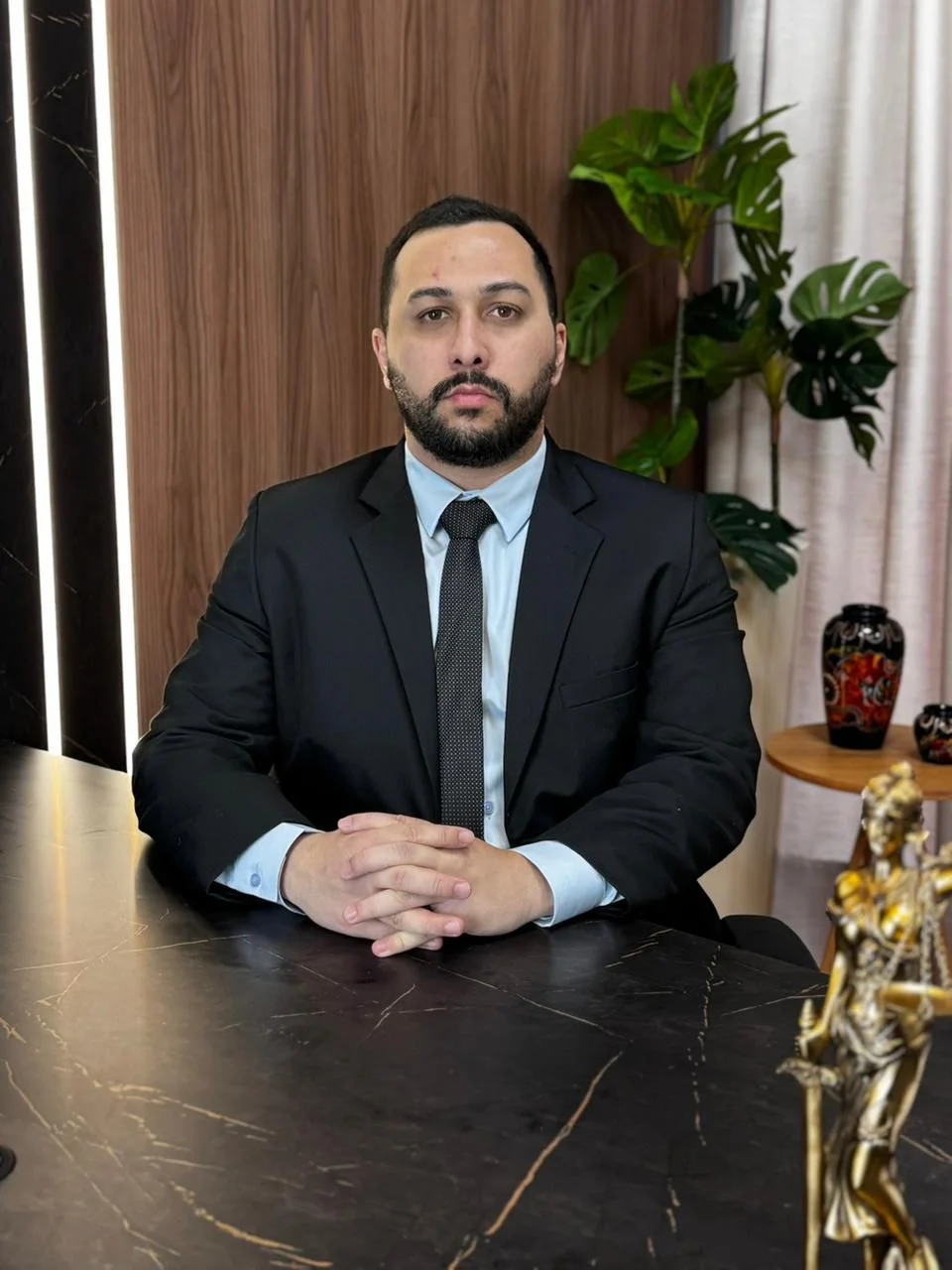 Dr. Guilherme Nascimento em seu escritório